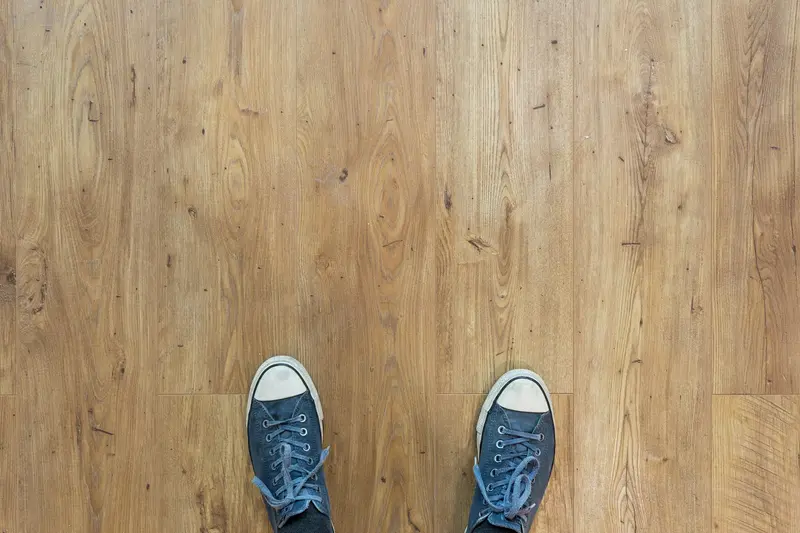 Light oak-look vinyl plank floor